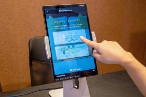 勝浦市にあるHOTEL R9 The Yard Katsuraの人差し指で携帯電話を指している人 +24枚の写真