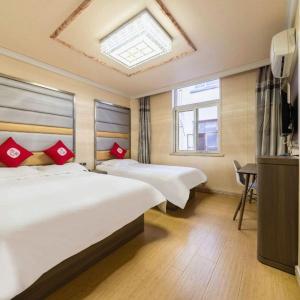 Ένα ή περισσότερα κρεβάτια σε δωμάτιο στο Shanghai Yujia Hotel