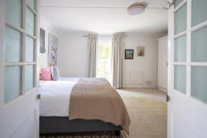 une chambre avec un lit et une grande fenêtre dans l'établissement Galileo Farm, à Elgin