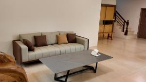 T'ung-ko樹海翠湖的带沙发和咖啡桌的客厅