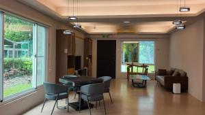 T'ung-ko樹海翠湖的客厅配有钢琴和沙发 更多23张照片