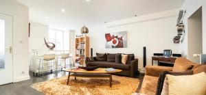 un salon avec un canapé et une table dans l'établissement La Maison de l Echauguette Petit Dejeuner et Menage Offerts, à Clermont-Ferrand