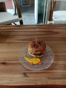 een donut op een bord met een kaars erin bij apartamento céntrico zona Marques de comillas 8 in Laredo +61 foto's