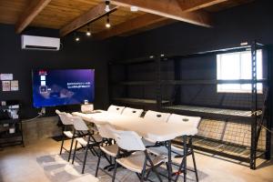 淡路市にあるRockstar Villa 江井浜STYLEのテーブルと椅子、二段ベッドが備わる客室です。