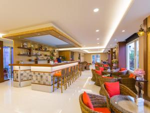 a restaurant with a bar with chairs and tables at 山水聽風會館 in Yuanshan