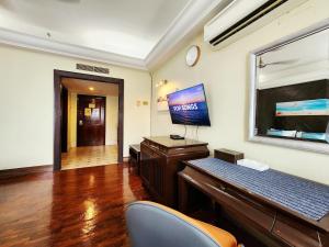 TV a/nebo společenská místnost v ubytování Langkawi Lagoon 3 pax beach and sea view