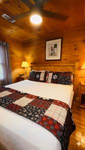 En eller flere senge i et værelse på Prime Mountain Cabin - Near Galinburg Downtown