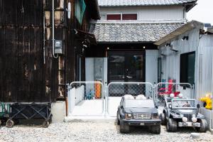淡路市にあるRockstar Villa 江井浜STYLEの建物前に停車するトラック