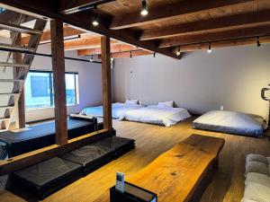 淡路市にあるRockstar Villa 江井浜STYLEのベッド2台とテーブルがある部屋 +48枚の写真