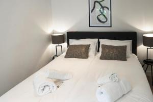 Ένα ή περισσότερα κρεβάτια σε δωμάτιο στο Family-Friendly Apartment with Garden & Parking