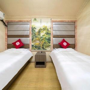 Ένα ή περισσότερα κρεβάτια σε δωμάτιο στο Shanghai Yujia Hotel