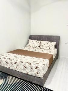 a bed in a corner of a bedroom at D Palas Timur Homestay 10 Minit Ke Pusat Bandar KB in Wakaf Baharu