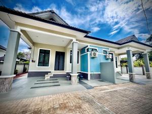 a house with a blue and white at D Palas Timur Homestay 10 Minit Ke Pusat Bandar KB in Wakaf Baharu