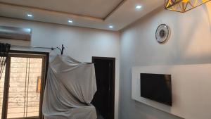 Μια τηλεόραση ή/και κέντρο ψυχαγωγίας στο Cozy stay near Riphah International University