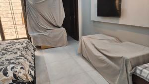 Ένα ή περισσότερα κρεβάτια σε δωμάτιο στο Cozy stay near Riphah International University