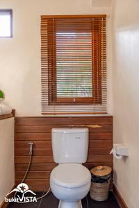 Et badeværelse på Ulu Home Bali by Bukit Vista