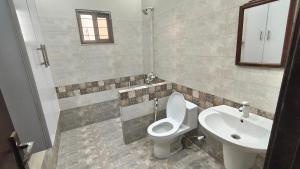 Ένα μπάνιο στο Cozy stay near Riphah International University