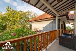 En balkon eller terrasse på Ulu Home Bali by Bukit Vista