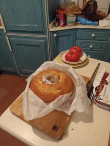 a bundt cake on a cutting board on a kitchen counter at apartamento céntrico zona Marques de comillas 8 in Laredo