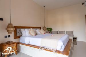 En eller flere senge i et værelse på Ulu Home Bali by Bukit Vista + 10 billeder