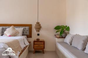 En eller flere senge i et værelse på Ulu Home Bali by Bukit Vista