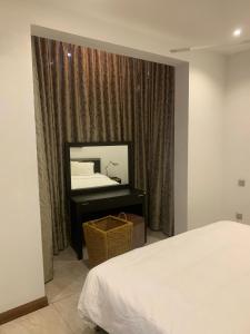 une chambre avec un lit et un miroir dans l'établissement Crown Luxury Apartment 2 Bed Room Apartment, à Colombo