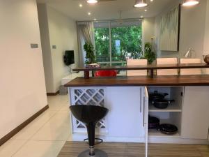 une cuisine avec une table et des chaises dans une pièce dans l'établissement Crown Luxury Apartment 2 Bed Room Apartment, à Colombo 4 autres photos