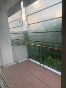 une chambre avec balcon avec vue dans l'établissement Crown Luxury Apartment 2 Bed Room Apartment, à Colombo