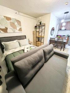 Χώρος καθιστικού στο Stylish Condo Studio, Neflix, Pool, Balcony and near Airport