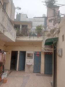 a building with two blue doors and a toilet at Ever Green Guest House Travel & PG デリー日本 人 宿 in New Delhi