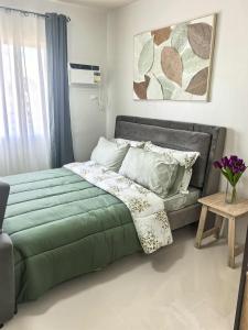 Ένα ή περισσότερα κρεβάτια σε δωμάτιο στο Stylish Condo Studio, Neflix, Pool, Balcony and near Airport +30 φωτογραφίες