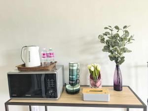 Η κουζίνα ή μικρή κουζίνα στο Stylish Condo Studio, Neflix, Pool, Balcony and near Airport