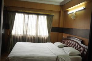 MelInn - Lalitpur في Bākhri Kharka: غرفة نوم بسرير كبير مع نافذة