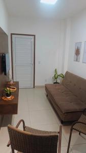 una sala de estar con un sofá y una mesa en Apartamento á 1200m da Praia de Itapua, en Vila Velha