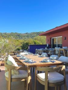 Nespecifikovaný výhled na hory nebo výhled na hory při pohledu z hotelu