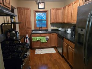 Η κουζίνα ή μικρή κουζίνα στο Spacious and Cozy 4-Bedroom Home in the heart of MSP