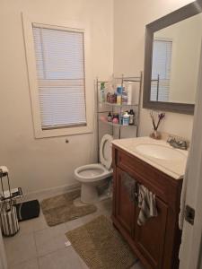 Ένα μπάνιο στο Spacious and Cozy 4-Bedroom Home in the heart of MSP +18 φωτογραφίες