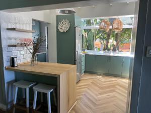 Η κουζίνα ή μικρή κουζίνα στο Modern Sea View Home