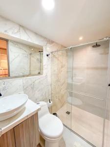 a bathroom with a toilet and a sink and a shower at Confort total 2 Habitaciones, AC y excelente ubicación in Floridablanca