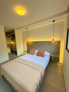 a bedroom with a large white bed with two pillows at Confort total 2 Habitaciones, AC y excelente ubicación in Floridablanca