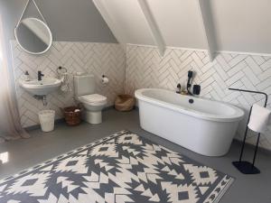 Et badeværelse på Modern Sea View Home + 18 billeder