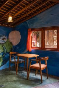 uma mesa e duas cadeiras em uma sala em Bali Bohemia Huts em Ubud