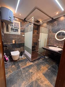 Ένα μπάνιο στο شقة فندقية فاخرة الدقي 4 غرف نوم Dokki 4 Bedroom Luxury Hotel Apartment +24 φωτογραφίες