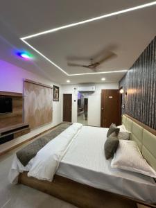 Ένα ή περισσότερα κρεβάτια σε δωμάτιο στο Hotel The Grand Heritage Junagadh