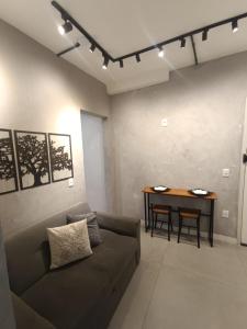 una sala de estar con un sofá y una mesa en Apartamento á 1200m da Praia de Itapua, en Vila Velha