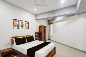 Ένα ή περισσότερα κρεβάτια σε δωμάτιο στο Super Collection O Sabarmati River Gandhinagar Formerly Hotel Royal Park