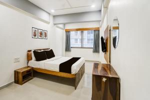 Ένα ή περισσότερα κρεβάτια σε δωμάτιο στο Collection O Sabarmati River Gandhinagar Formerly Hotel Royal Park