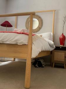 Postel nebo postele na pokoji v ubytování Calm Private Apartment Ideal to Work, Rest Explore