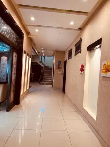 een hal van een gebouw met een tegelvloer bij Crest View Guest House Islamabad in Islamabad