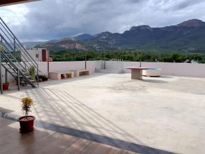 Nespecifikovaný výhled na hory nebo výhled na hory při pohledu z prázdninového domu